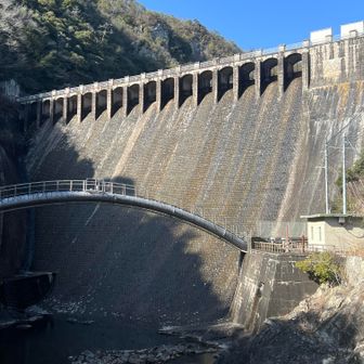 千苅ダム(無料)駐車場からスタート。文化財や◯◯選にも選定される古参で名のあるダムらしい