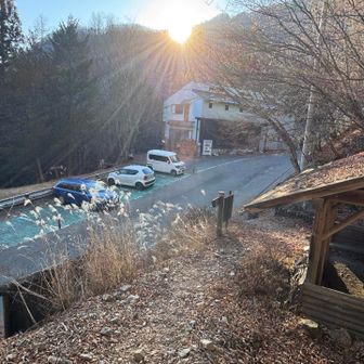 駐車場に戻ってきました。30台くらいは余裕で停めれそうなので、冬季に満車になることはまず無いと思います。２台あれば青木鉱泉や御座石鉱泉にもう一台置いて縦走もできますね🚙

なお標高1400mのこの夜叉神峠駐車場までは通年で登ってこられます。今日は道路には雪や凍結箇所はありませんでしたが、過去2回の厳冬期には凍結箇所もありましたので、スタッドレスタイヤは必須です🛞