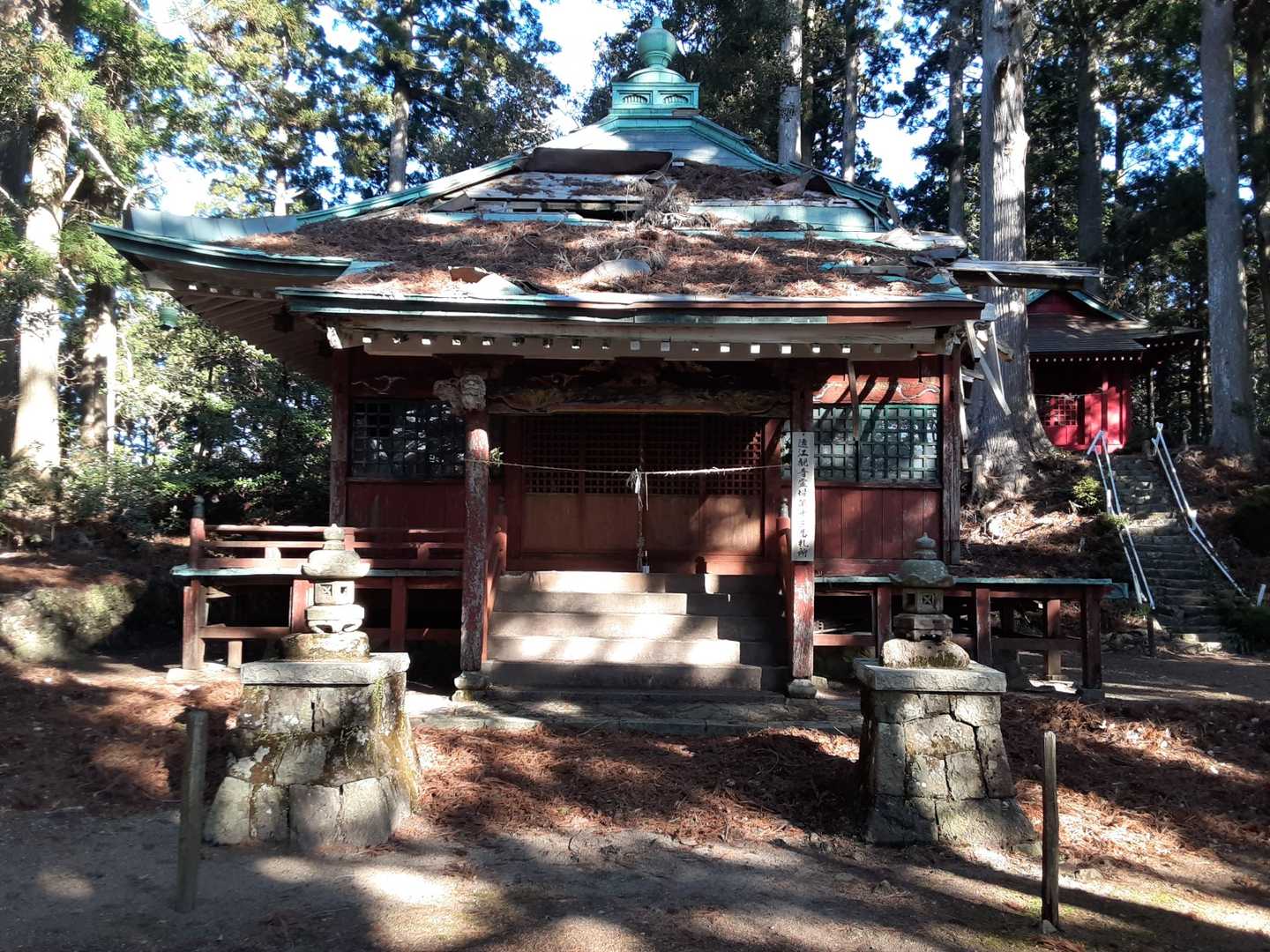大尾山⛰️に到着です。
山頂神社ですが、三角点を探したが見つからず😅