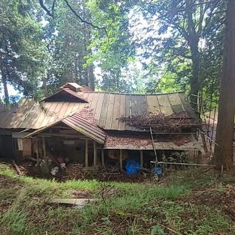 11:10、大岳山荘に到着。

足場が組まれ始めていますね。
ヘリポートもある大きな山荘なのに…
2008年に閉鎖だそうです
今年、いよいよ解体作業が
始まります😢😢😢