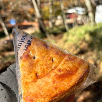 ハラヘリすぎて
ロッジ長兵衛で購入して
食べながら登るという暴挙

¥700