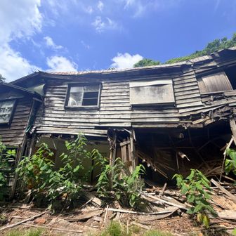 北海道夏山ガイドでは休業となっている朝日温泉♨️
建物はかなり崩壊してます