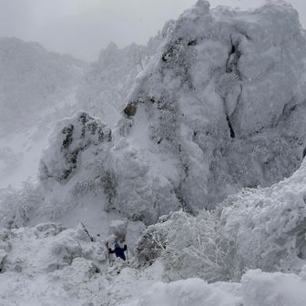 ジャンダルム分岐に待機するあみあむさん