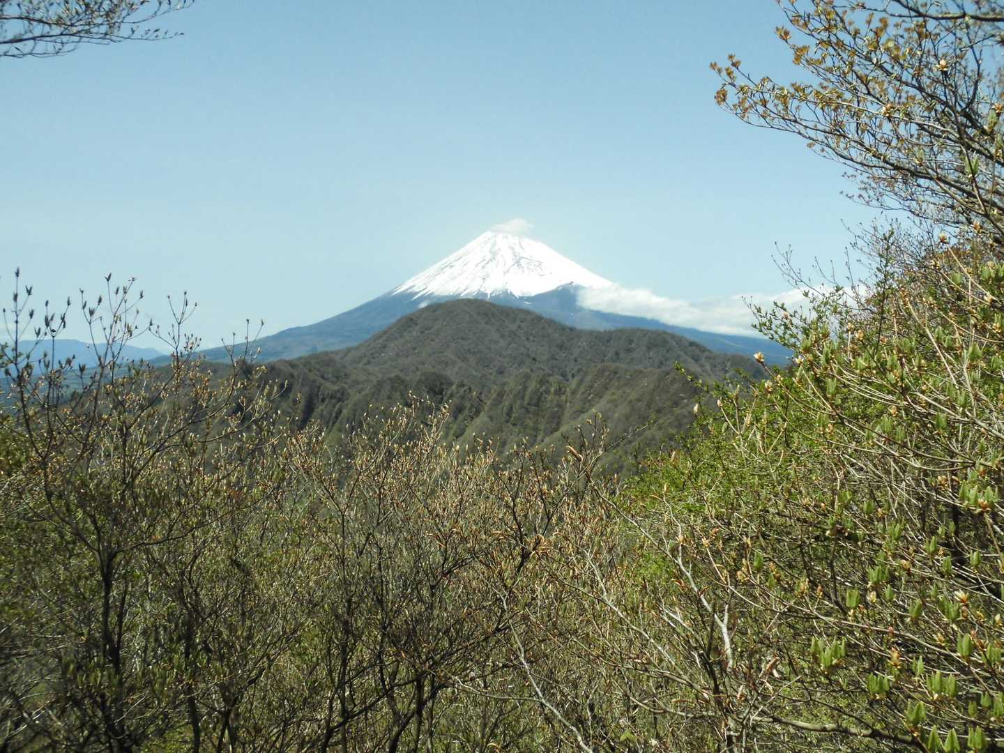 位牌岳から袴腰岳までは富士山が見えます。