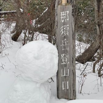 誰が作ったのかな？雪だるまが
