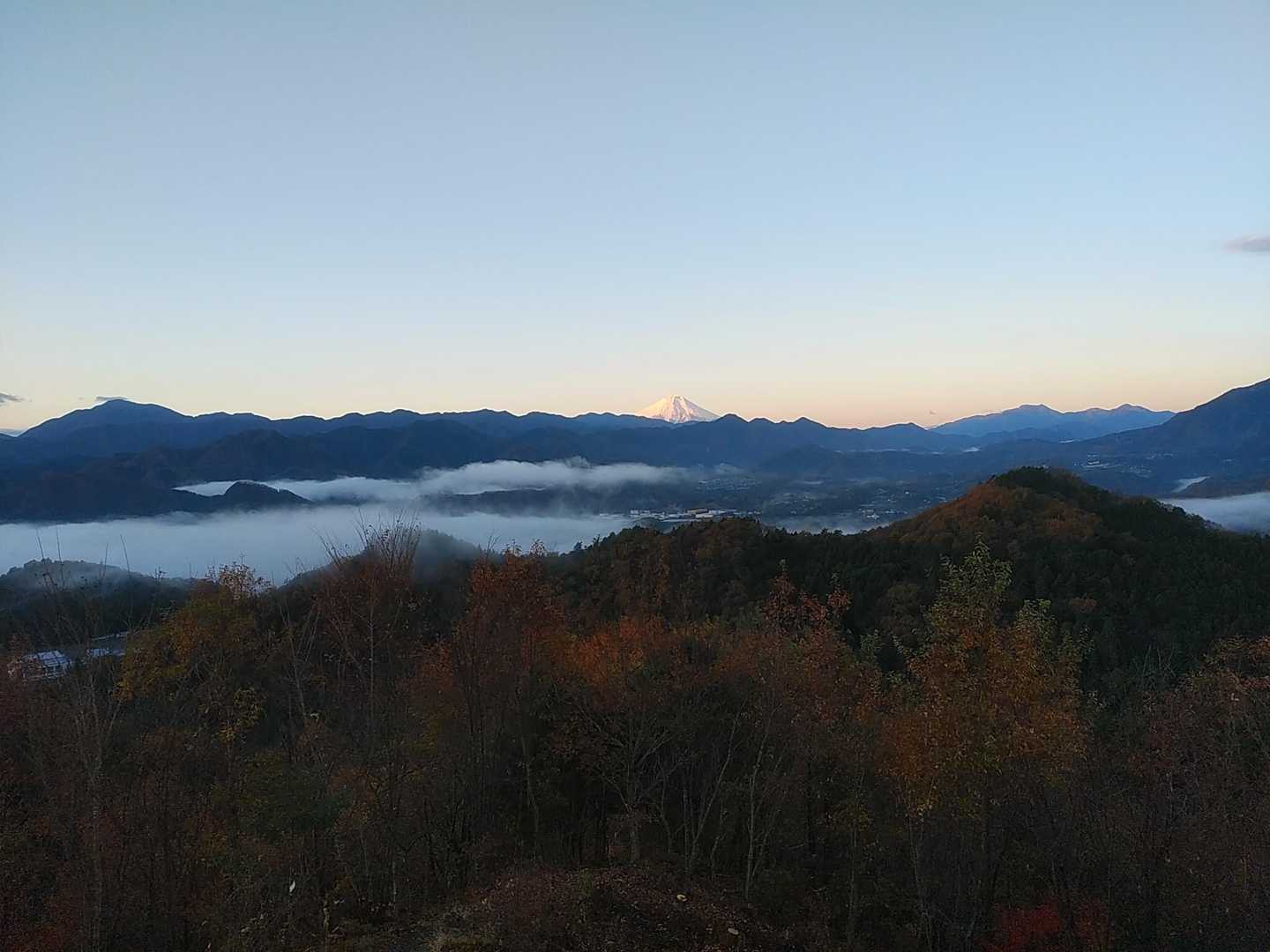 八重山からの赤富士と丹沢の山々