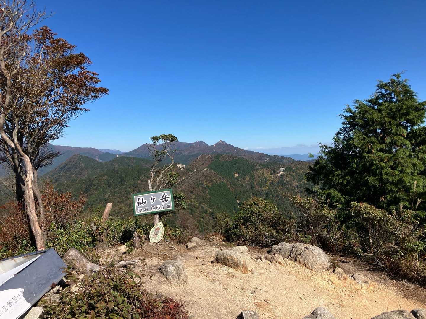 遠くに鎌ケ岳と御在所岳