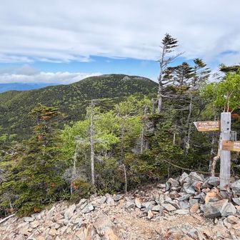 山頂から見える景色。
埼玉最高峰の三宝山