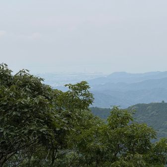 水晶山の西側にある展望地より
薄ら海も見えます。