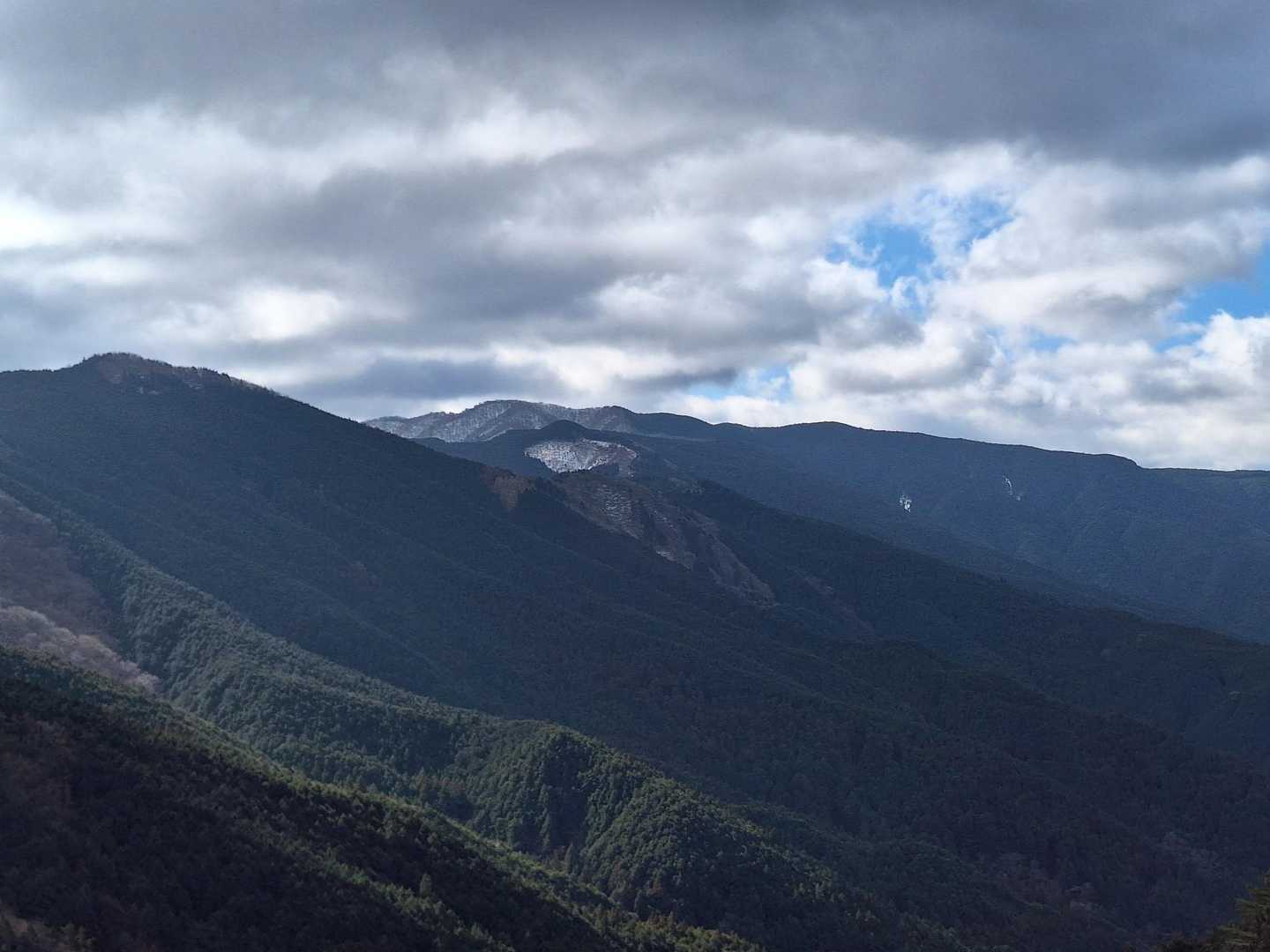 明神岳かな？あちらは雪ありそう⛄