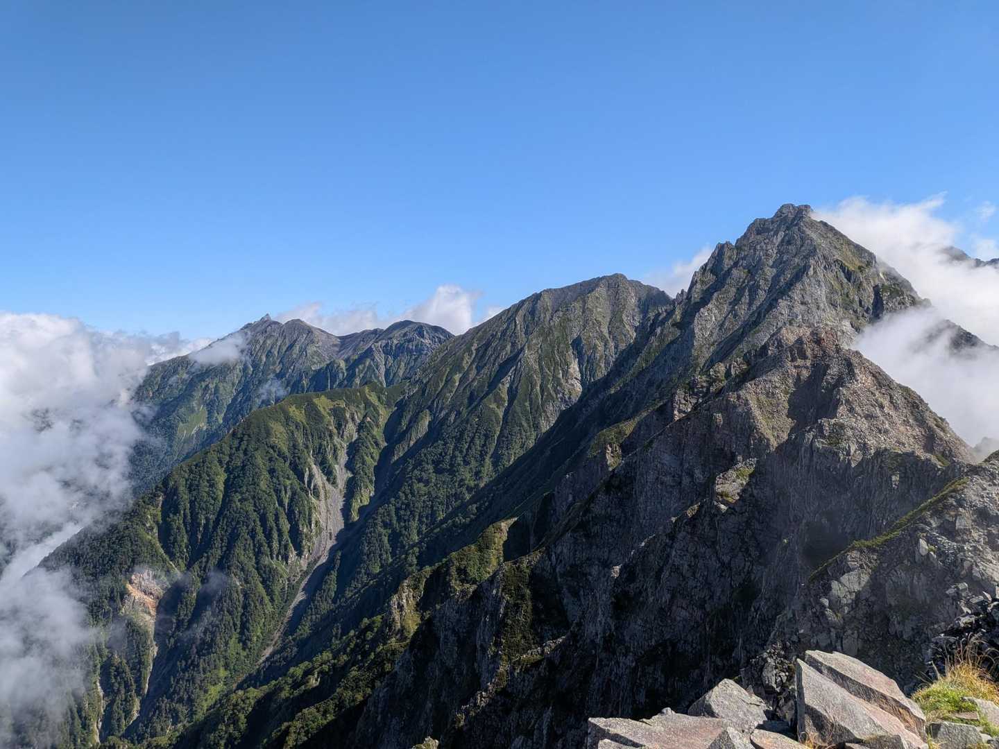 槍ヶ岳、穂高方面が見えてますヽ(｀▽´)/
百高山完登祝い㊗️ですねこれは。最高！
山頂では完登の余韻に浸り、眺望を堪能しました。