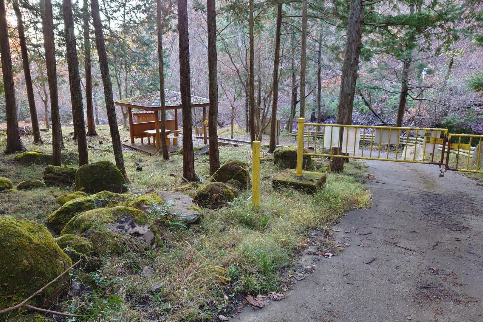 兜山登山口駐車場が見えてきました😃