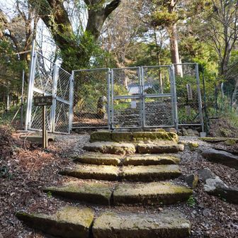 音羽山 観音寺(善法寺)に到着。門を入って左手に簡易トイレがあります（９時～16時半開門）。
この寺は、749年、談山神社の鬼門除けとして創建された由緒ある寺で、NHK『やまと尼寺 精進日記』の舞台（精進料理の宿坊）として有名。