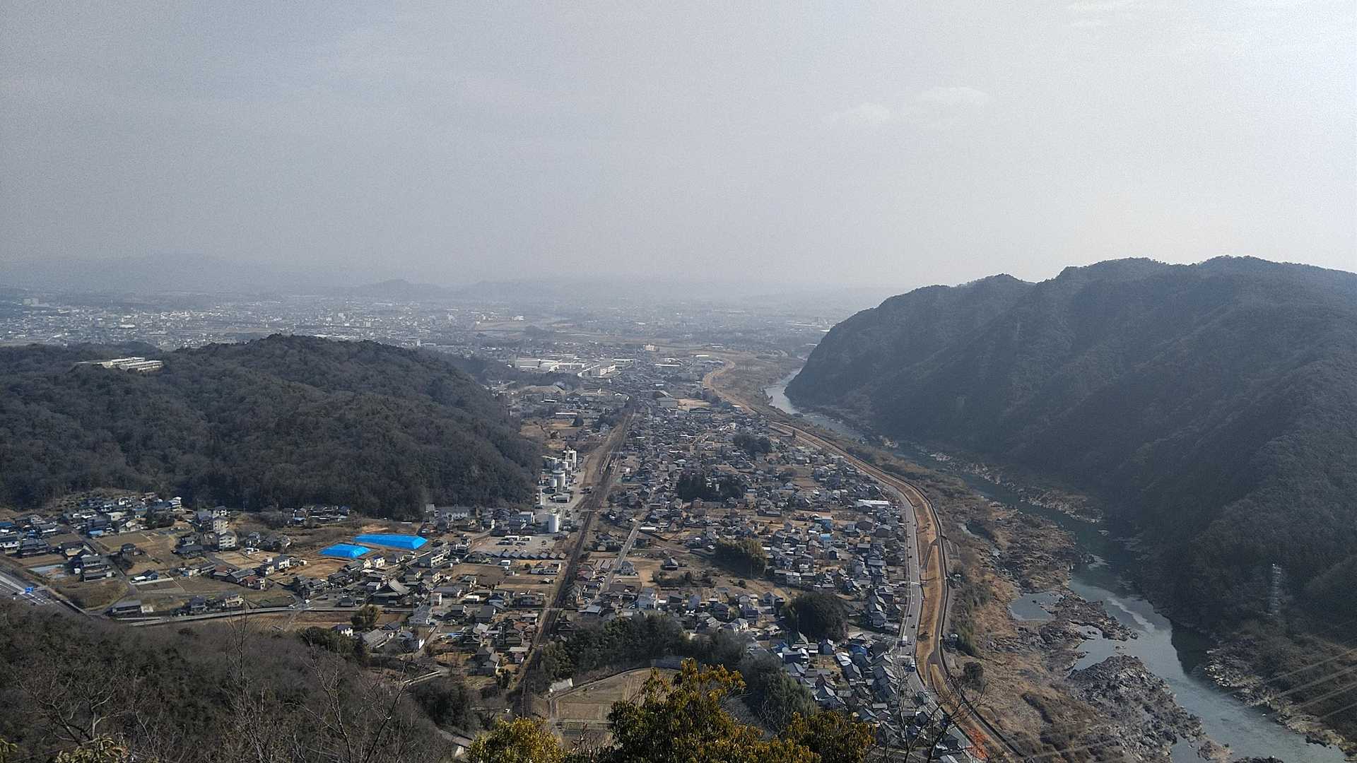 木曽川と今渡ダム
恵那山、御嶽山
南、中央アルプスは観えない
右は鳩吹山
