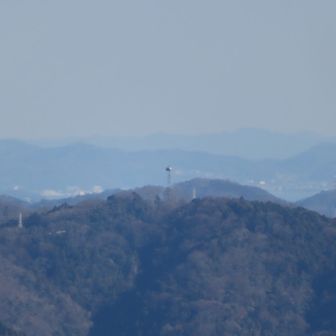 つつじ山から江の島のズームアップ
江の島の向こう側に写っているのは三浦半島ですね。