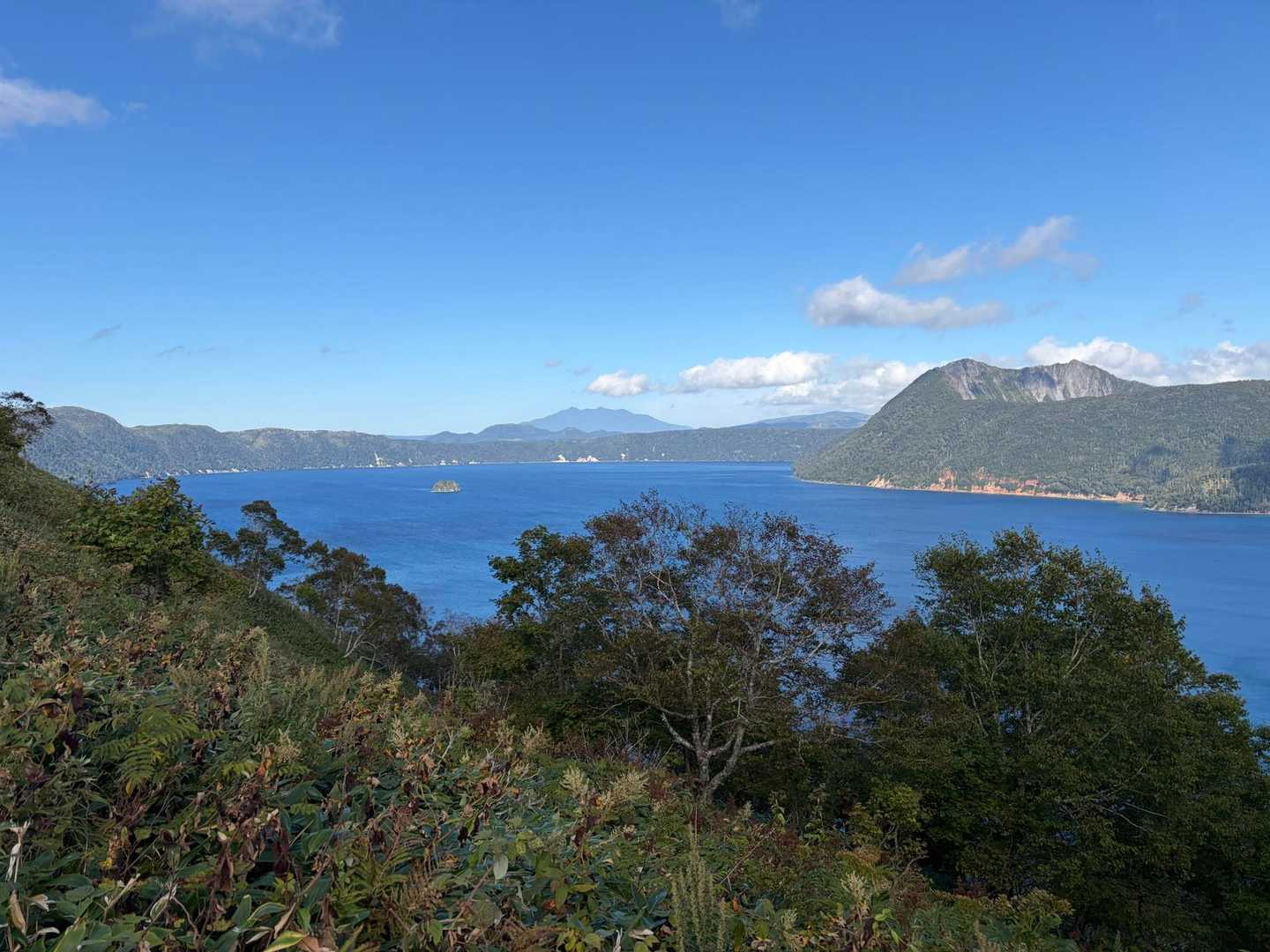 摩周岳往復 | 輝く摩周ブルーと豪快なカルデラを堪能するコースの写真