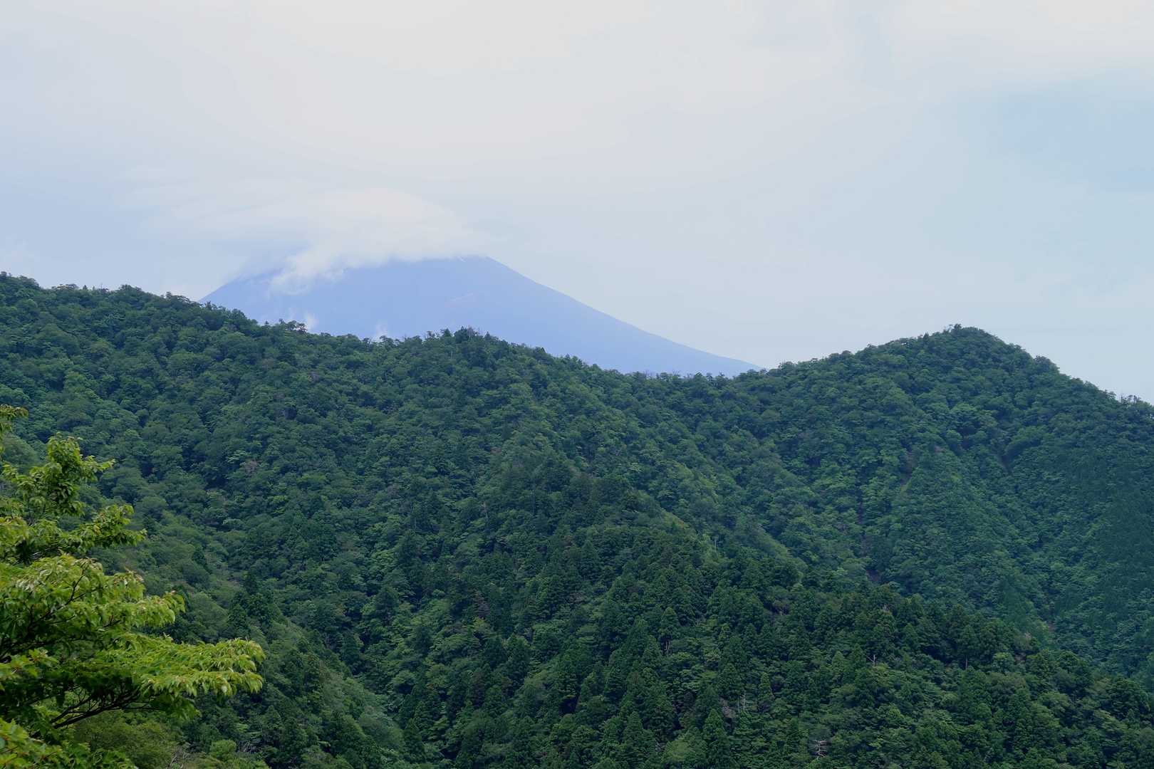 富士山の笠雲は消えだす。右は前岳かな