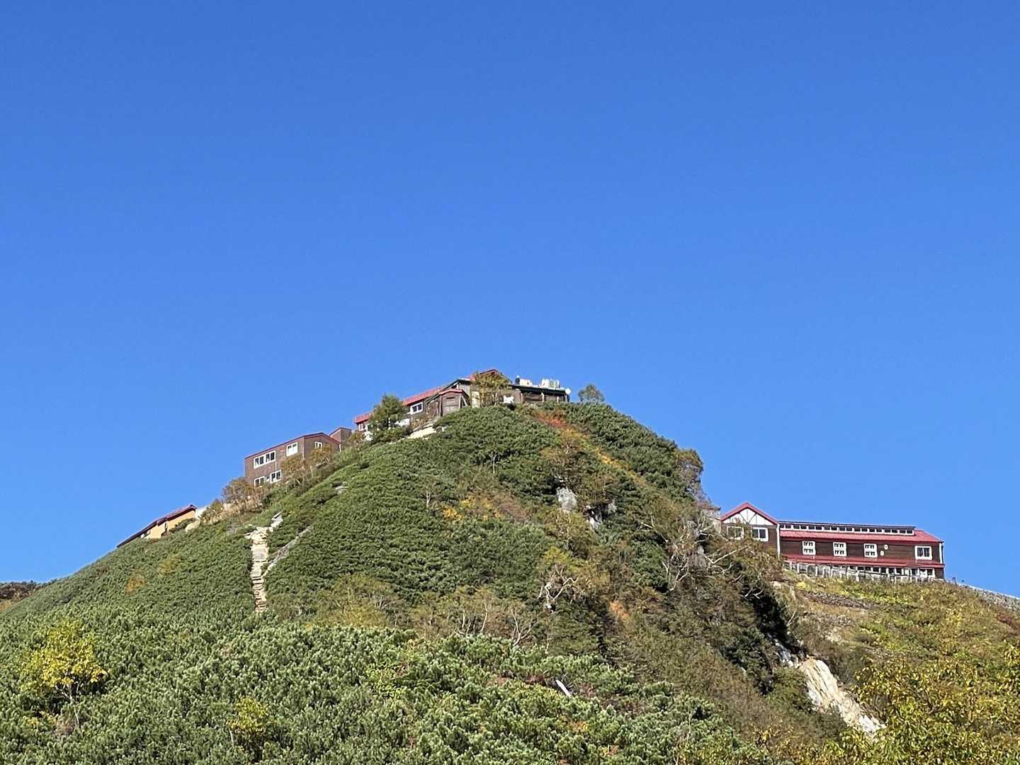真っ青に映える燕山荘