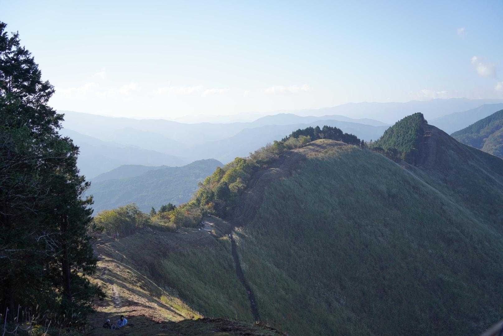 亀山の稜線が見える