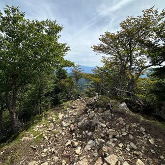 山頂の奥へ行くと