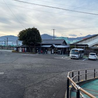 坂城駅前。なんと駅員さんがいて、運賃を精算してくれました。(帰る時は駅員さんはいなかった)
同じ電車に乗っていたのに、途中で篠ノ井線からしなの鉄道になっていました。