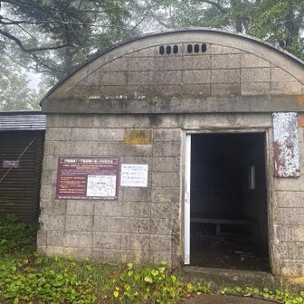 避難小屋
腰かけて休憩しました
小屋の隣に携帯トイレブースがあります