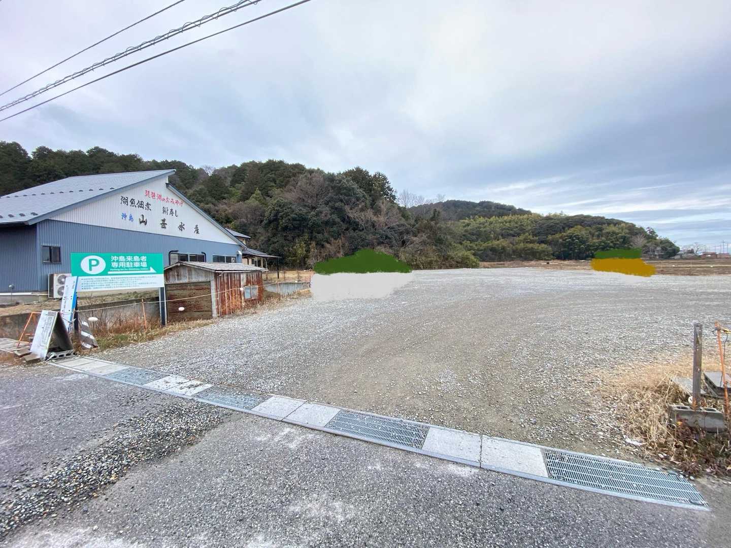 沖島来島者専用🅿️
駐車料金は300円で、
定期船船内入口横の料金箱に納める
システムとなっている