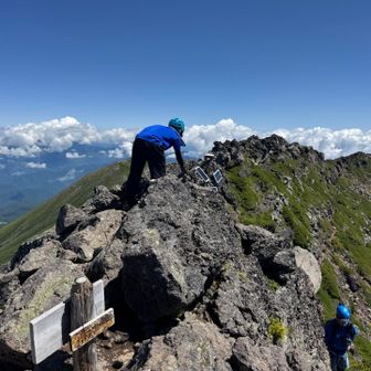 そして山頂！
いや来て良かった〜♪ 山頂がトンガっててこっちの方が山頂感や登頂感がありますね！ちょっと感動しました😊

歩いてみたら意外とすぐだったし、やめとかないで良かったーw
励ましてくれたおね〜さんありがとーw
これ来なかったら大後悔するやつでした^^;