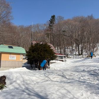 ヒュッテ🛖右手 一般コースへご夫婦🛷ソリを背中に亀仙人🐢スタイル
