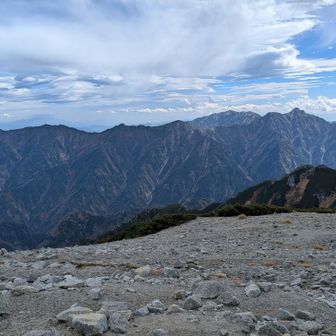 別山北峰から岩小屋沢岳、鳴沢岳、赤沢岳、スバリ岳、針ノ木岳。
奥に蓮華岳。
