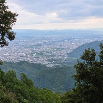 嵐山方面の眺め
桂川が蛇行して流れているのが見える