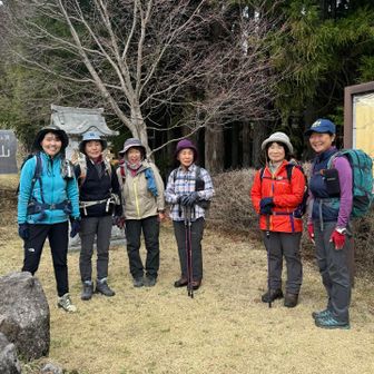 ㊗️秀麗富嶽十二景_お伊勢山_550m
墓地を抜ける道で合ってたw
抜けたら公園みたいな山頂でした♪