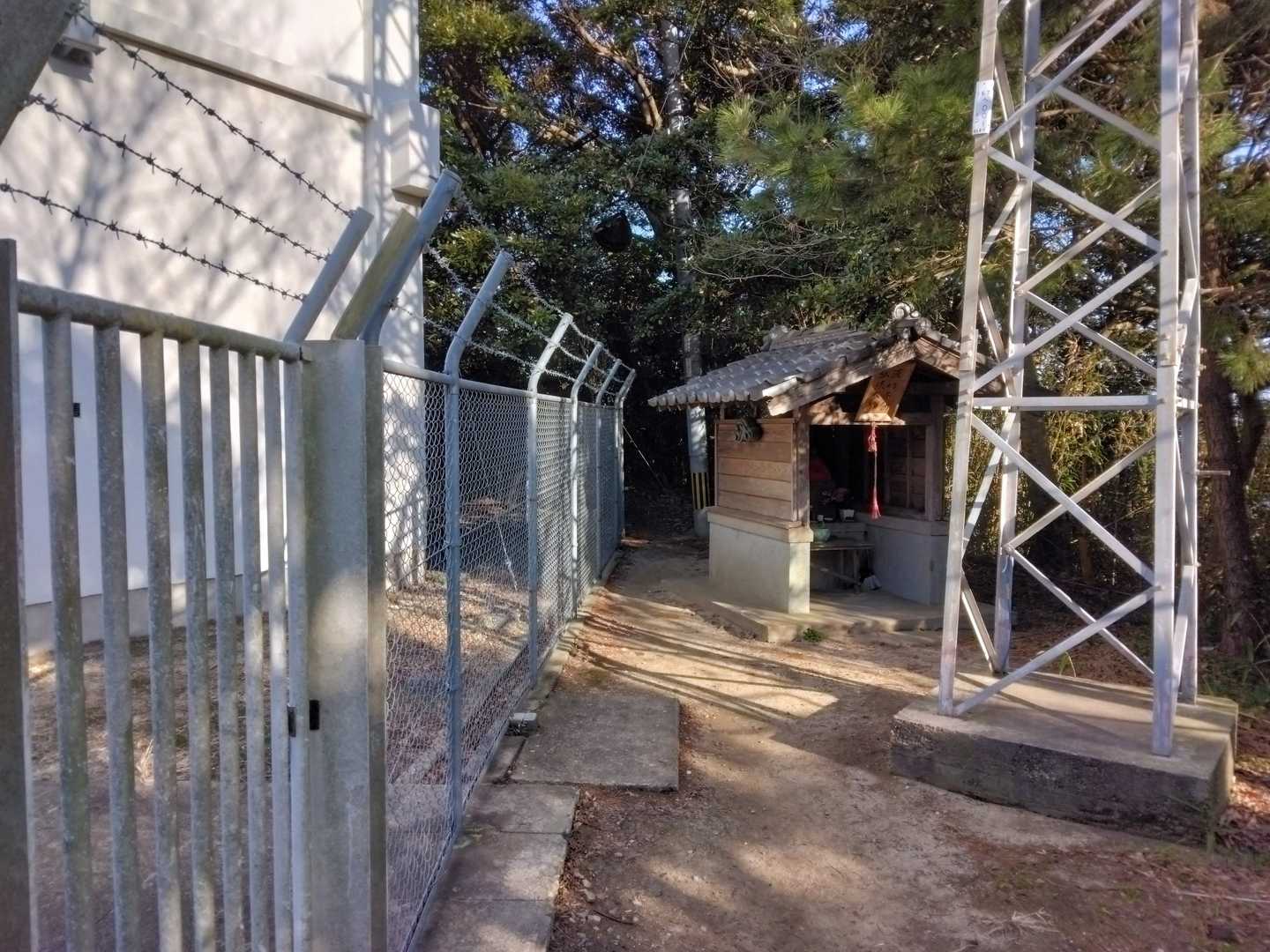 その奧に奧院のお社がありました。三角点ピークは眺望はありません。