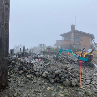 塔ノ岳山頂と尊仏山荘