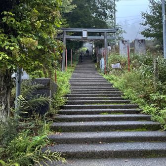 神社で参拝して登山会社