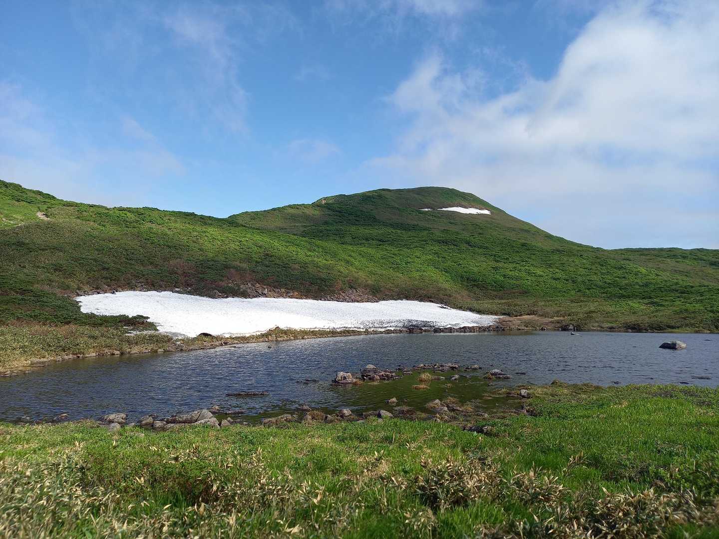 沼と東焼石岳