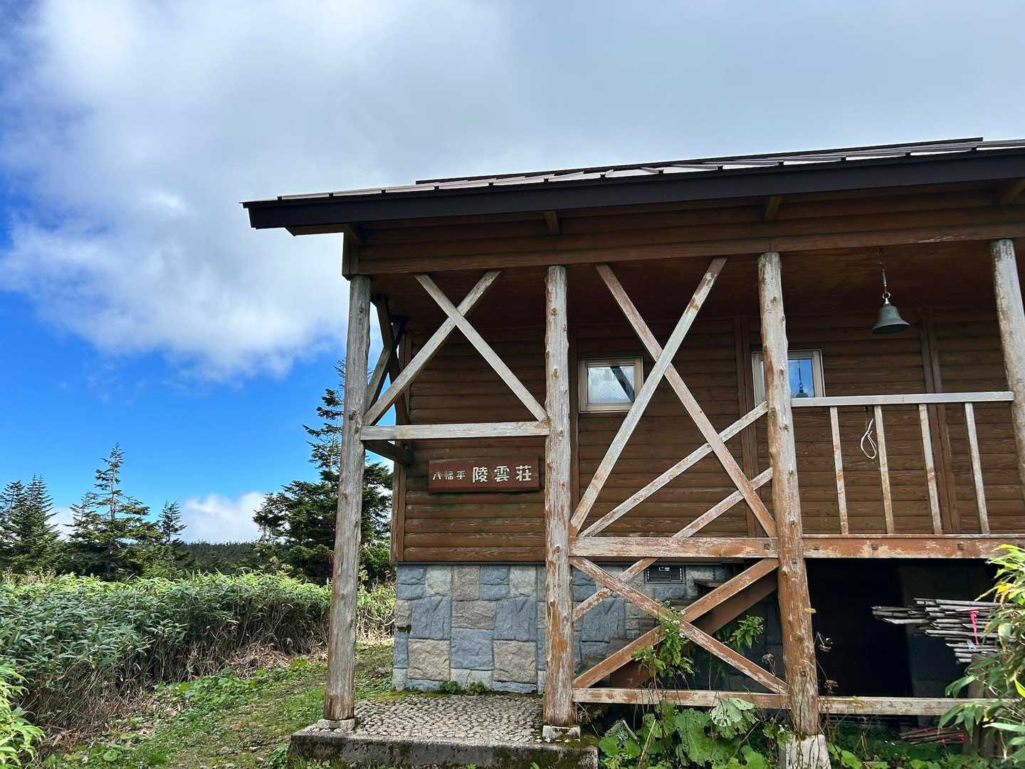 素敵な小屋　薪もあるので寒くても大丈夫そう👌