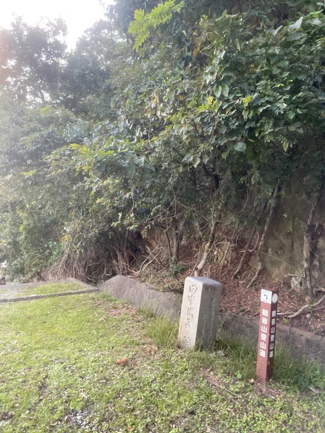 海岸沿いの登山口に降りてきました。
すぐ横に釣り人がおられました。