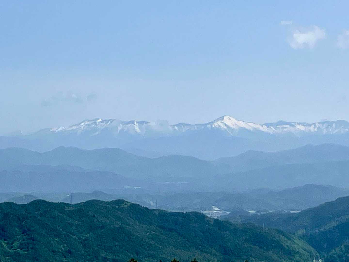 キャーーーッ！！
なんと！
立山まで見えるの⁈

左の なだらかな肩が 薬師岳
中央は 黒部五郎岳✨