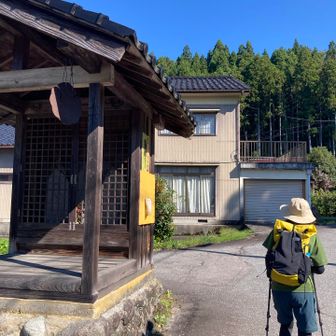 お地蔵さんにお参りして、進みます。