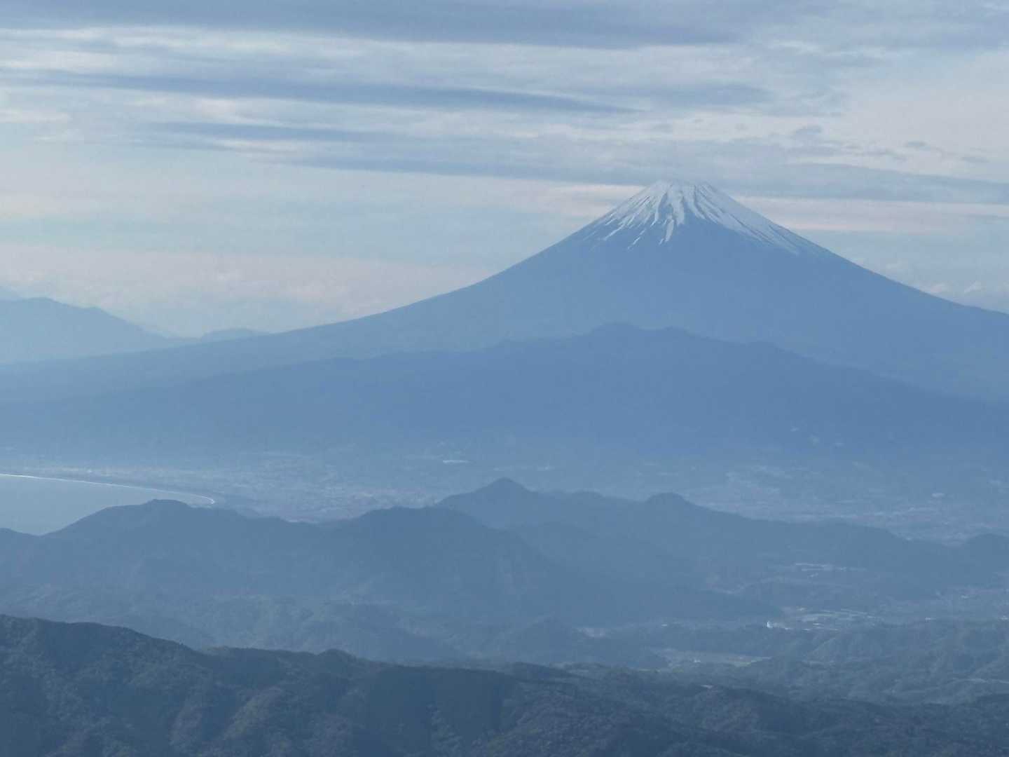 うっすら駿河湾と富士山