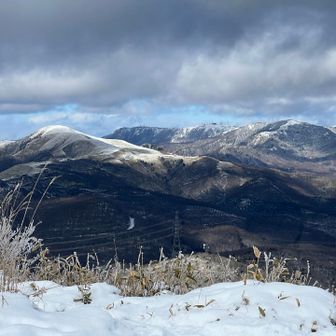 向こうの峰に王ヶ頭！
明日行けるかも👍✨
雪山いいね👍