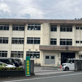 リフト使う方は近くの駐車場へ。
私達はリフト無しで登るため、ちょっと離れた廃校になった学校に停めるようにということでした。