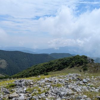 こんなにお手軽にこの眺望。
これが霊仙山の人気の理由かな？
個人的にはさっきの白亜の急登を
『俺の好きな急登』ベストテンに入閣させたいと思いました。