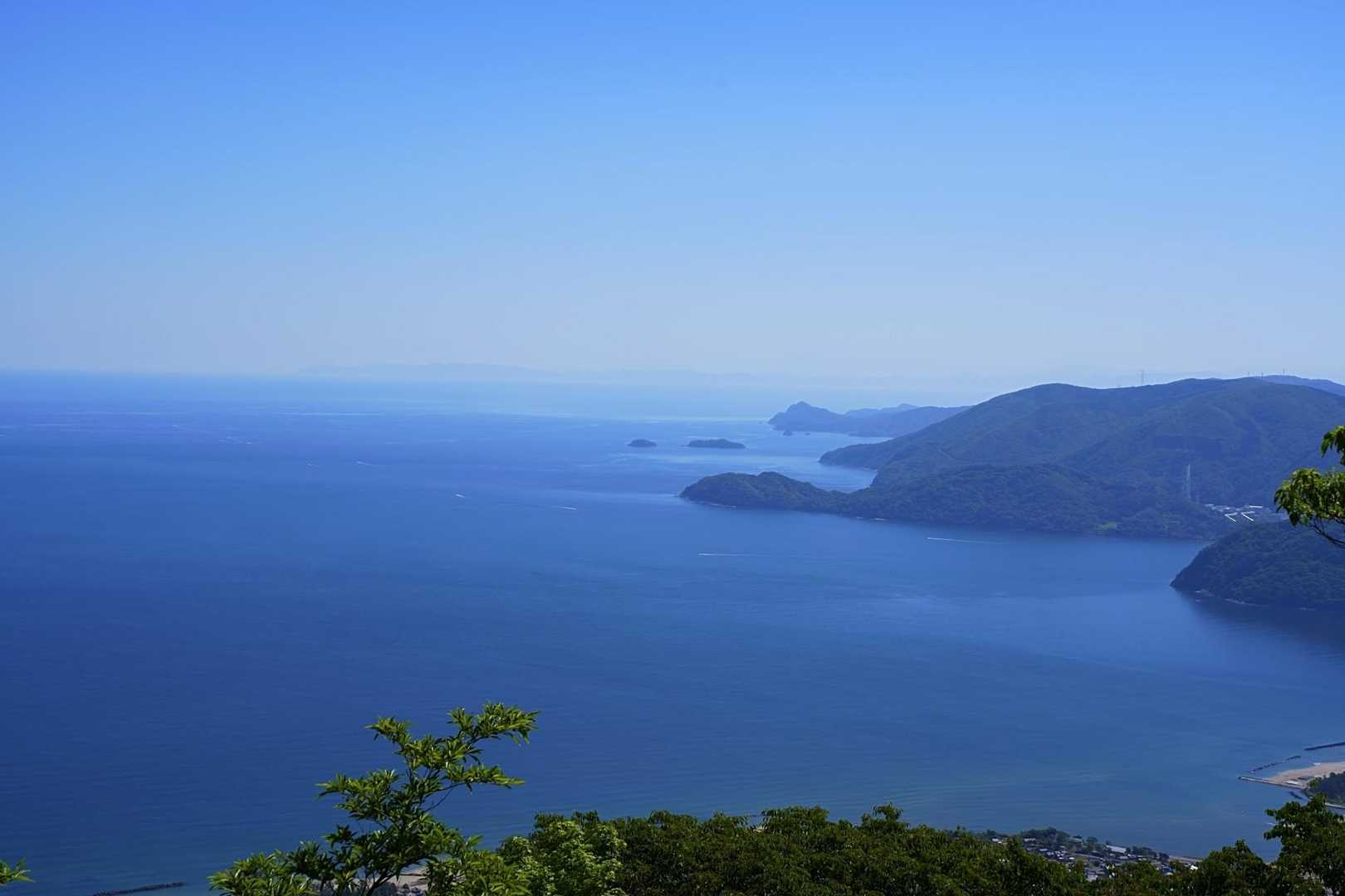 展望岩からは若狭湾も見えていますね😄