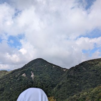 正面にこれから向う猫岳が見えてます。