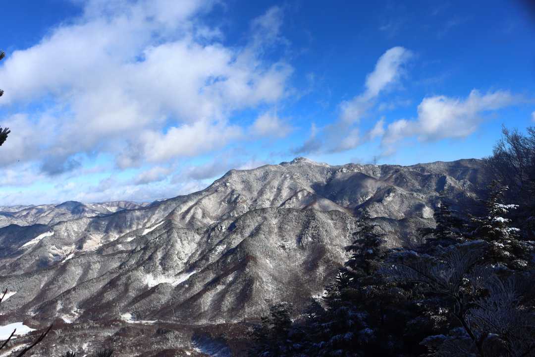 里山も雪が付きましたね⛄️
中央奥に御座山