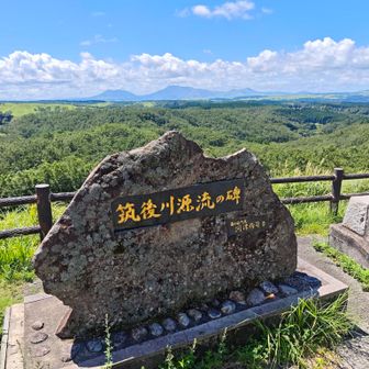 立派な碑が。