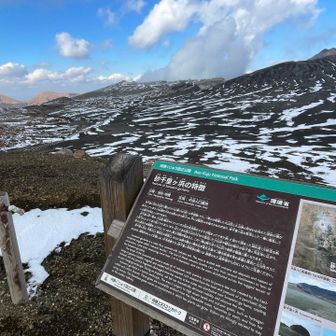 砂千里ヶ浜は火山灰で覆われた黒い砂浜です
木道の下はサラサラの黒い砂でした