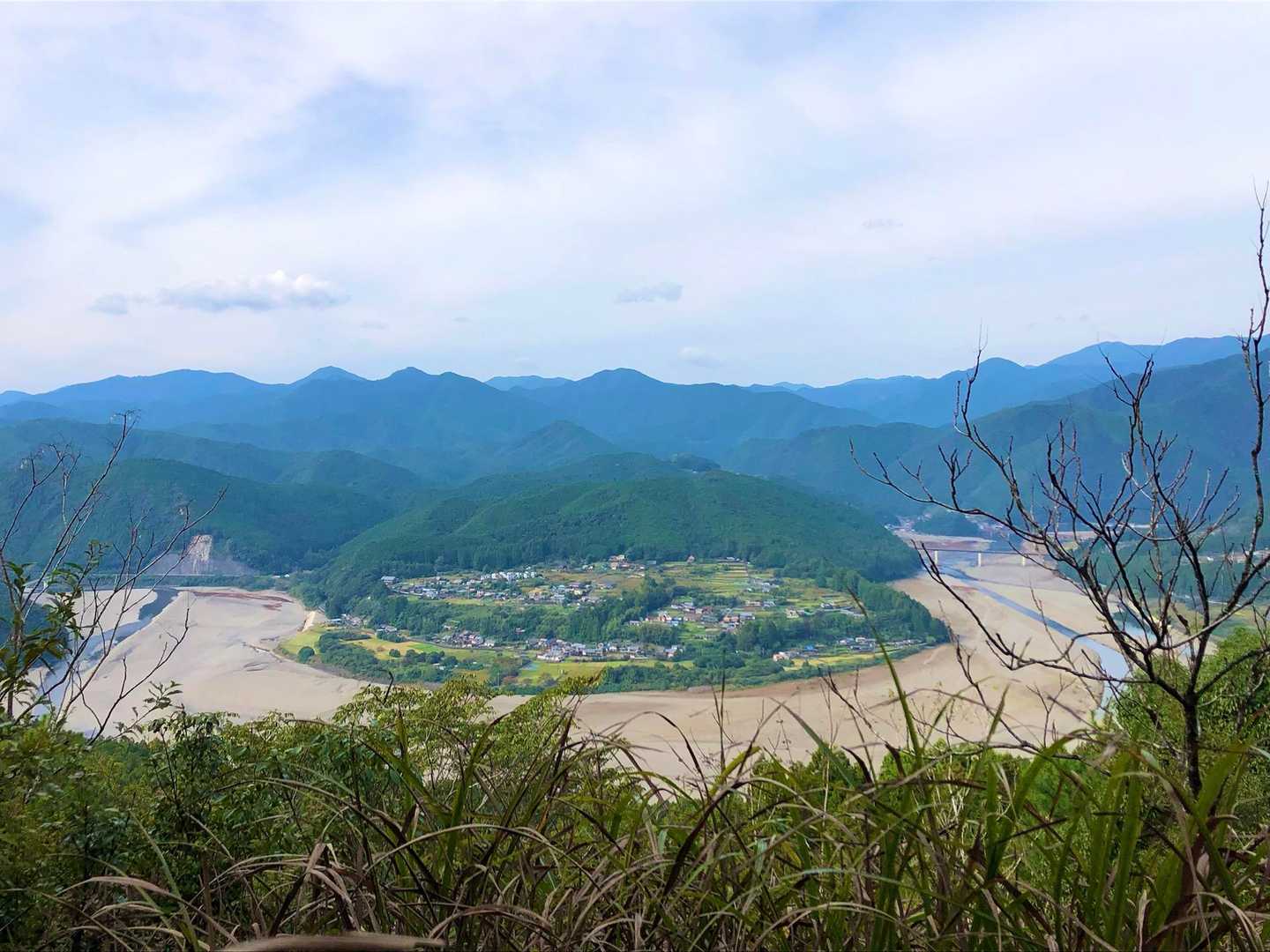 途中開けた眺めが✨(その1)

熊野川に囲まれた中洲になってる